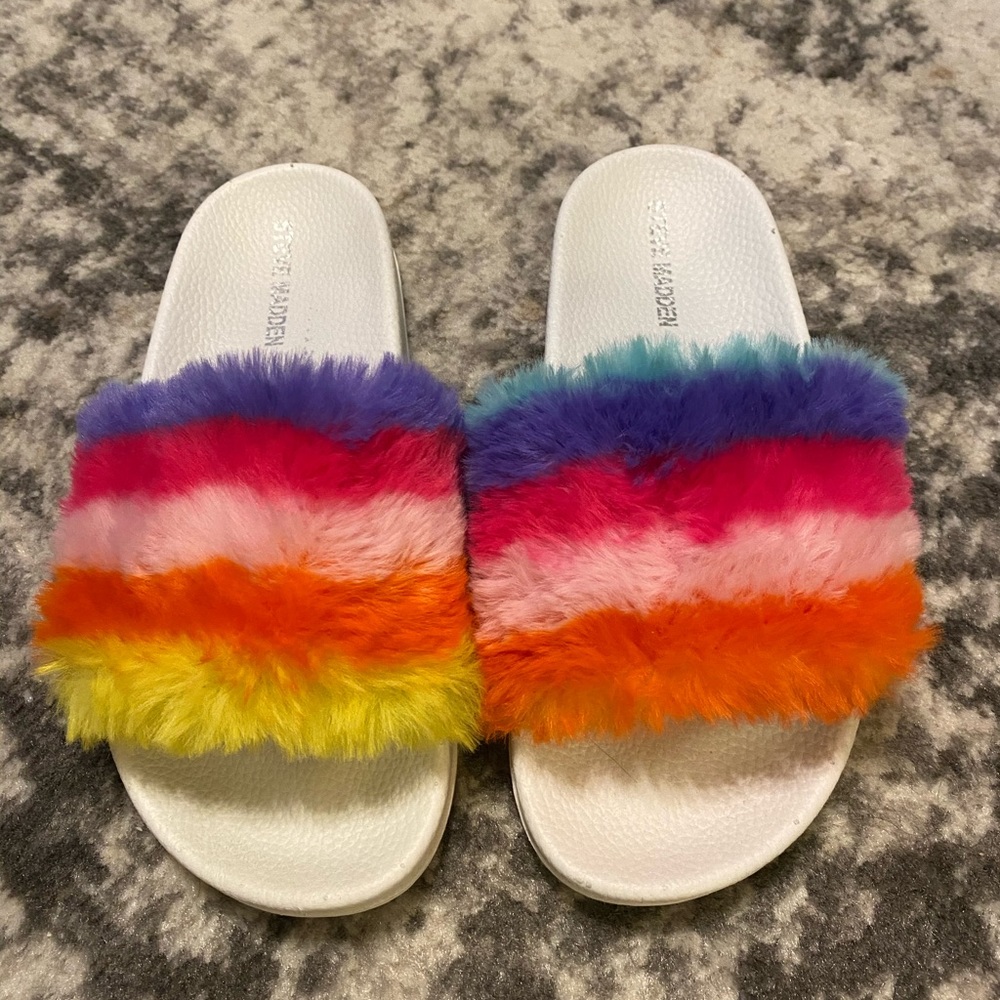 Steve Madden Kids Rainbow Colorful Faux Fur Slides Slip-on Shoes Slippers 4 - Picture 5 of 5